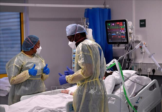 Nhân viên y tế điều trị cho bệnh nhân COVID-19 tại một bệnh viện ở Milton Keynes, Anh. Ảnh: REUTERS/TTXVN