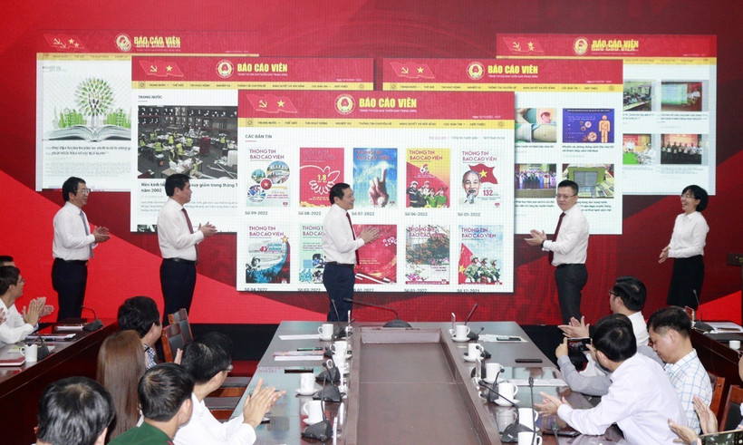 Các đại biểu nhấn nút khai trương Trang thông tin điện tử tổng hợp Báo cáo viên (baocaovien.vn). Ảnh: TTXVN