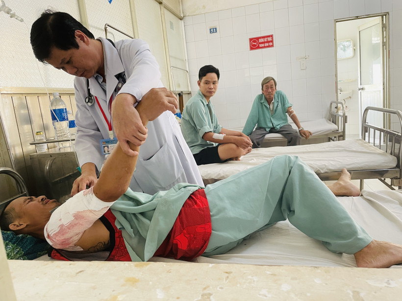 Bệnh nhân P.T.D. tự ý đáp lá cây lên vết thương để điều trị bệnh theo bài thuốc dân gian dẫn đến áp xe, nhiễm trùng nặng đang được theo dõi, điều trị tại Bệnh viện đa khoa Thống Nhất. Ảnh: Lê Xuân-TTXVN