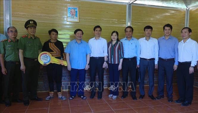 Trung tướng Lương Tam Quang - Thứ trưởng Bộ Công an và Chủ tịch UBND tỉnh Hưng Yên Nguyễn Văn Phóng, cùng lãnh đạo tỉnh Sơn La đã bàn giao “Mái ấm người nghèo nơi biên giới” tặng hộ nghèo có hoàn cảnh đặc biệt khó khăn ở bản Pa Cốp, xã Vân Hồ, huyện Vân H