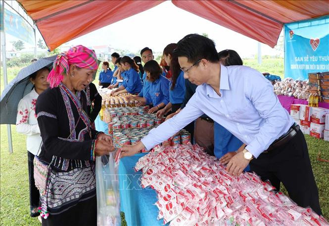 Gian hàng “0 đồng” dành cho người dân nghèo, cận nghèo góp phần chia sẻ khó khăn do ảnh hưởng của thiên tai, dịch bệnh. Ảnh: Quý Trung – TTXVN