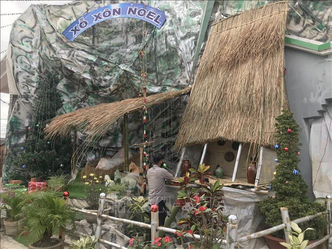 Các nhà thờ được người dân trang trí để chào đón Noel. Ảnh: Khoa Chương – TTXVN.