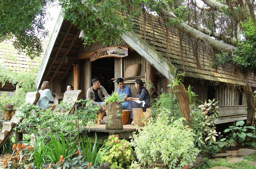 Một quán cà phê ở buôn Akô Dhông thuộc phường Tân Lợi, thành phố Buôn Ma Thuột (Đắk Lắk) thu hút đông đảo du khách bởi khung cảnh yên bình, kiến trúc cổ xưa. Ảnh: Hoài Thu