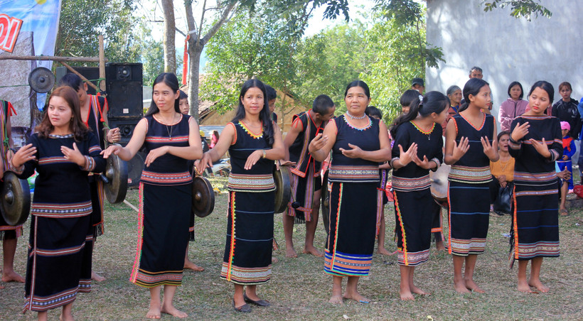 Phụ nữ Rơ Ngao biểu diễn múa xoang cầu mong một năm mới mùa màng tốt tươi. Ảnh: Khoa Chương