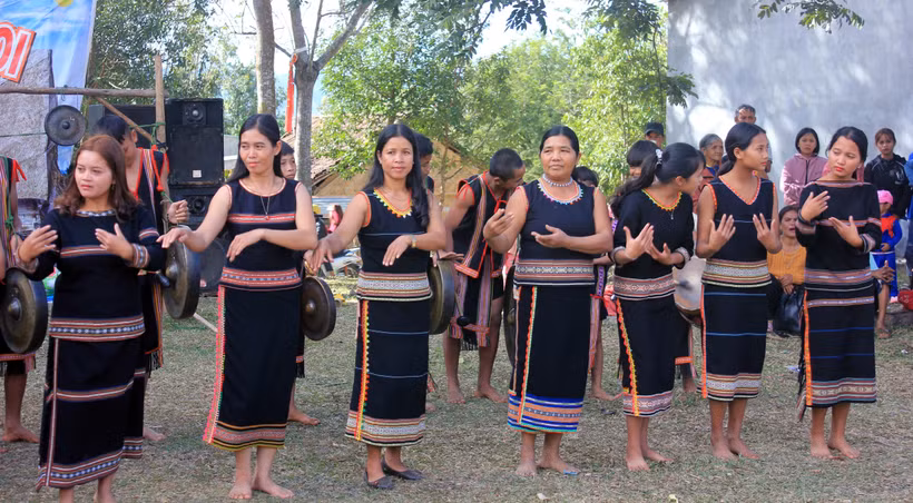 Phụ nữ Rơ Ngao biểu diễn múa xoang cầu mong một năm mới mùa màng tốt tươi. Ảnh: Khoa Chương
