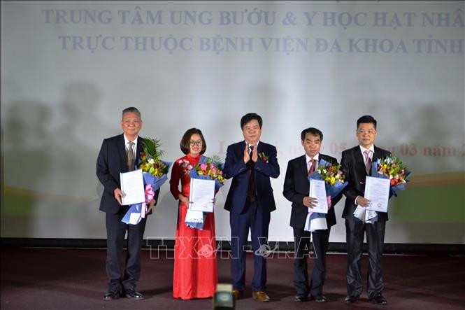 Trao Quyết định thành lập Trung tâm Ung bướu - Y học hạt nhân và Trung tâm Tim mạch trực thuộc Bệnh viện Đa khoa tỉnh Lào Cai. Ảnh: Hương Thu – TTXVN