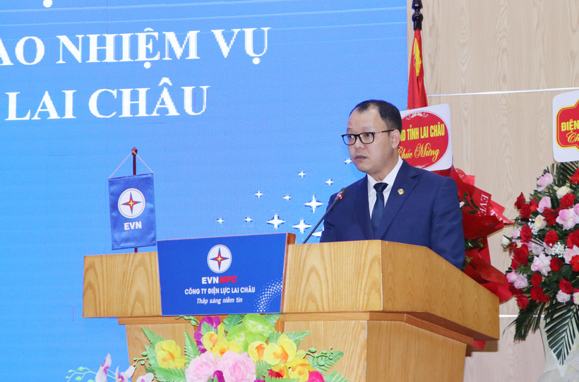 Tân Giám đốc Công ty Điện lực Lai Châu Trần Kim Long phát biểu nhận nhiệm vụ mới. Ảnh: Đinh Thùy - TTXVN