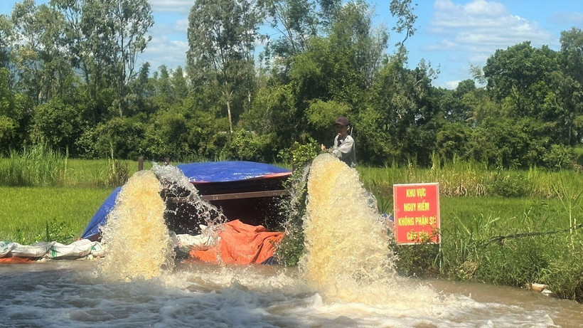Vận hành trạm bơm Hòa Đồng (Tây Hòa, Phú Yên) để chống hạn lúa Hè Thu. Ảnh: Tường Quân – TTXVN