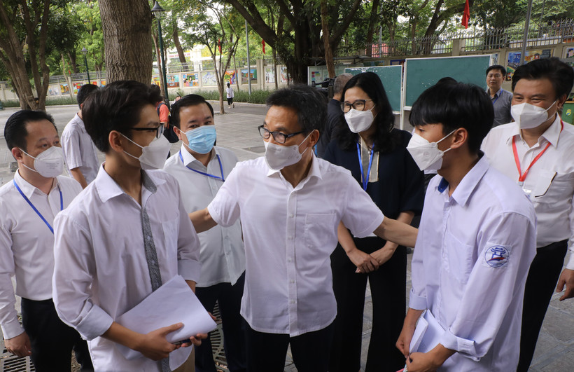 Phó Thủ tướng Vũ Đức Đam thăm hỏi, động viên thí sinh sau môn đầu tiên Kỳ thi tốt nghiệp THPT năm 2022 tại Hà Nội. Ảnh: Lâm Khánh - TTXVN
