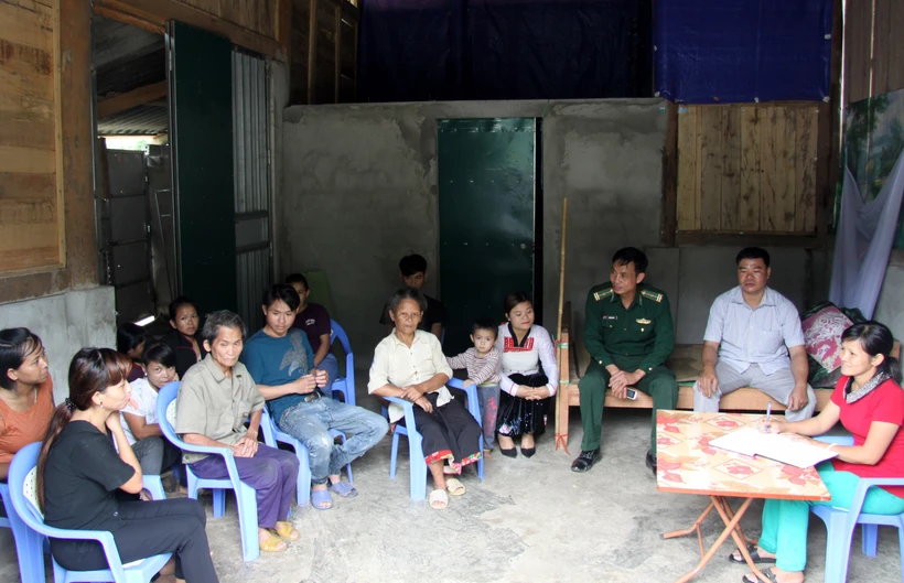 Đồng bào dân tộc Mảng ở bản Nậm Sảo I, xã Trung Chải, huyện Nậm Nhùn (Lai Châu) họp bàn công việc của bản. Ảnh: Việt Hoàng