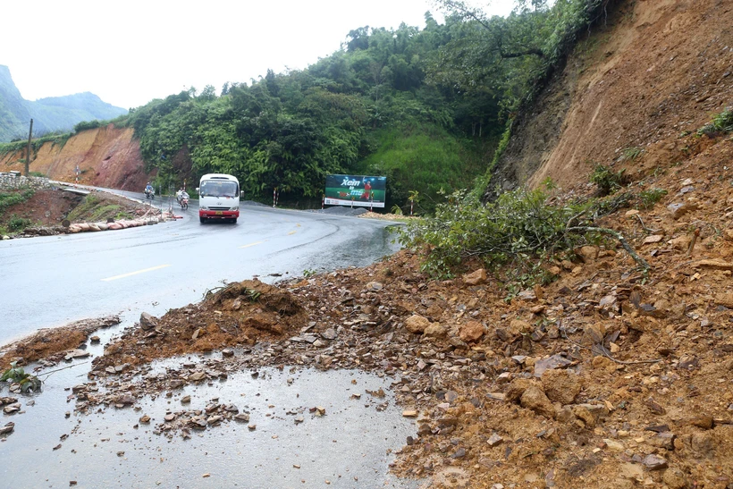 Một điểm sạt lở gây nguy hiểm cho các phương tiện tham gia giao thông trên quốc lộ 4D thuộc phường Hàm Rồng, thị xã Sa Pa. Ảnh: Quốc Khánh - TTXVN