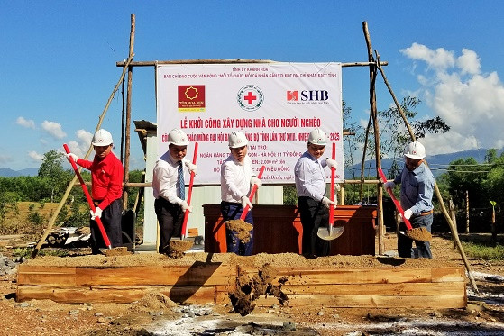 Khởi công xây dựng nhà cho người nghèo. Ảnh : baokhanhhoa.vn