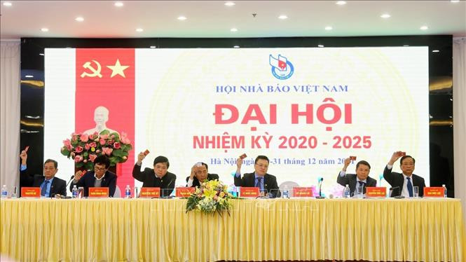Đại biểu biểu quyết về nhân sự Ban Chấp hành khoá XI, Ban kiểm phiếu. Ảnh: Tuấn Đức - TTXVN