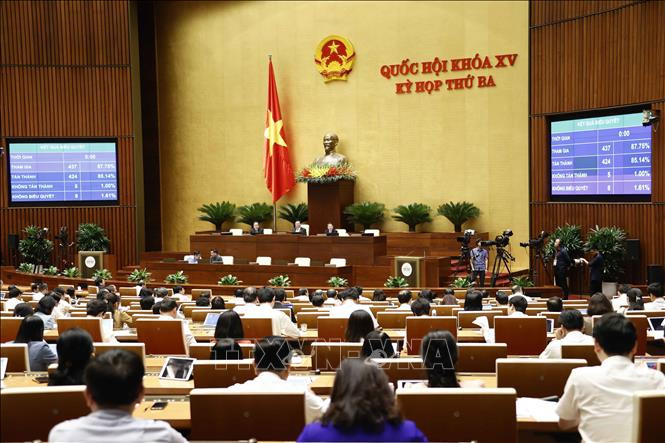 Quốc hội biểu quyết thông qua Luật Thi đua, khen thưởng (sửa đổi). Ảnh: Doãn Tấn – TTXVN