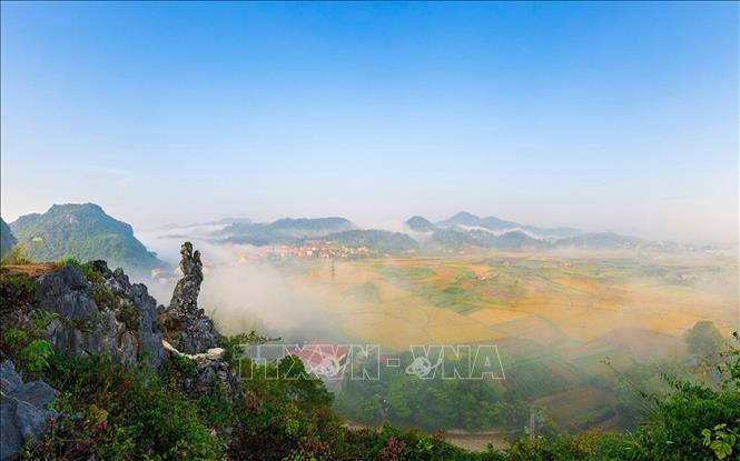  Tượng đá nàng Tô Thị bồng con chờ chồng ở Xứ Lạng. Ảnh: Anh Tuấn – TTXVN