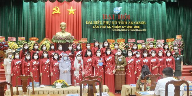 Ban Chấp hành Hội Liên hiệp Phụ nữ tỉnh An Giang khóa XI ra mắt Đại hội. Ảnh: Thanh Sang-TTXVN.