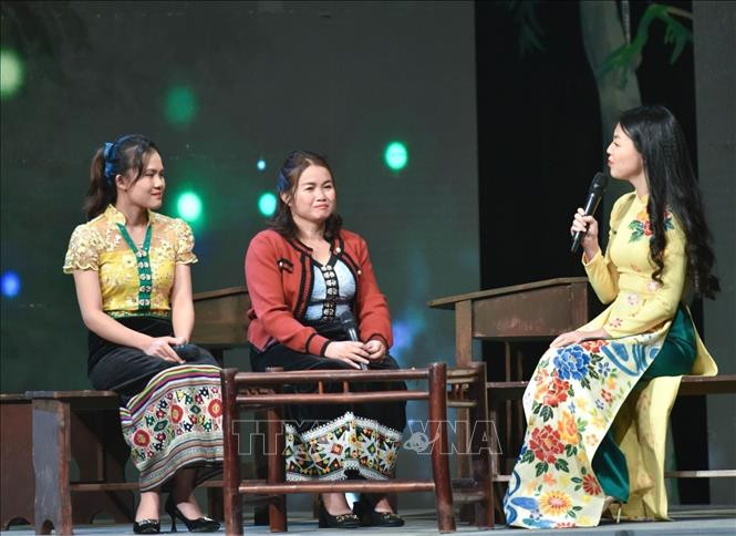 Giao lưu, chia sẻ cùng các giáo viên tại chương trình. Ảnh: TTXVN phát