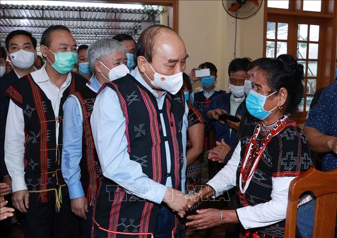 Chủ tịch nước Nguyễn Xuân Phúc với đồng bào các dân tộc tỉnh Quảng Nam. Ảnh: Thống Nhất-TTXVN