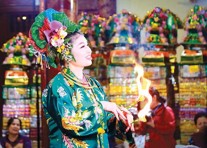 Nghệ thuật âm nhạc, ca từ được thanh đồng thể hiện thăng hoa với nét mặt rạng ngời. Ảnh: Chiến Thắng