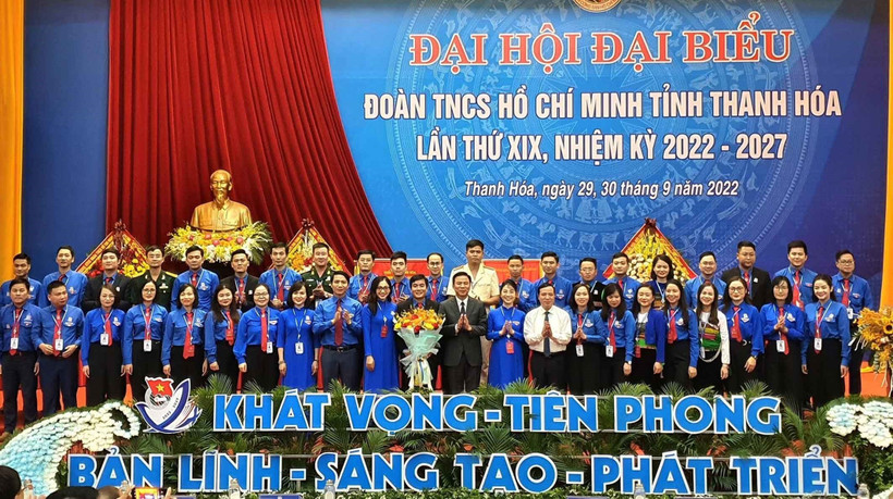 Lãnh đạo tỉnh Thanh Hóa tặng hoa chúc mừng các đại biểu tham gia ban chấp hành đoàn khóa mới. Ảnh: Nguyễn Nam-TTXVN