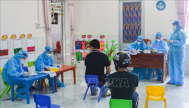 Quy trình tiêm phòng vaccine cho người dân được tổ chức chặt chẽ, đảm bảo theo quy định của Bộ Y tế. Ảnh: Huỳnh Anh - TTXVN