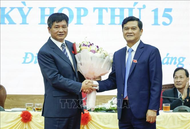 Chủ tịch HĐND tỉnh Điện Biên Lò Văn Muôn (phải) tặng hoa chúc mừng tân Chủ tịch UBND tỉnh Lê Thành Đô. Ảnh: Xuân Tư - TTXVN