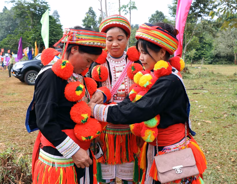 Trang phục của người Dao Đỏ tỉnh Tuyên Quang. Ảnh: Quang Đán - TTXVN