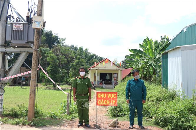 Phong tỏa khu vực sinh sống của bệnh nhân mắc COVID-19 tại xã Đắk Liêng, huyện Lắk. Ảnh: Tuấn Anh – TTXVN