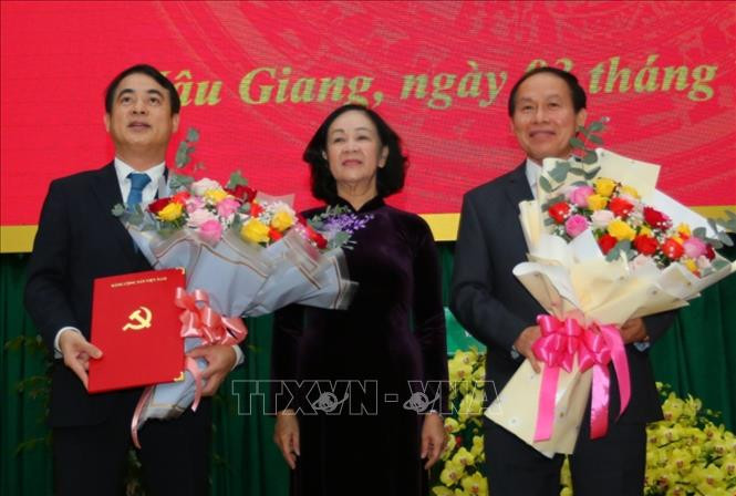 Bà Trương Thị Mai, Ủy viên Bộ Chính trị, Bí thư Trung ương Đảng, Trưởng Ban Tổ chức Trung ương tặng hoa chúc mừng ông Lê Tiến Châu, ông Nghiêm Xuân Thành. Ảnh: Duy Khương – TTXVN