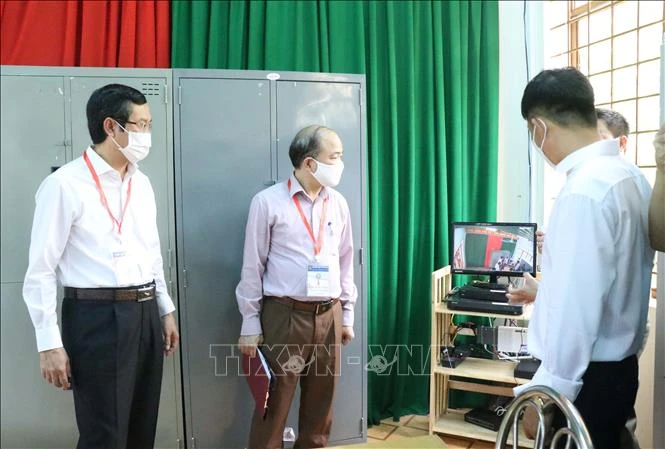  Đoàn công tác kiểm tra công tác chuẩn bị cho kỳ thi tại trường Trung học phổ thông Lê Qúy Đôn, thành phố Buôn Ma Thuột. Ảnh: Tuấn Anh – TTXVN