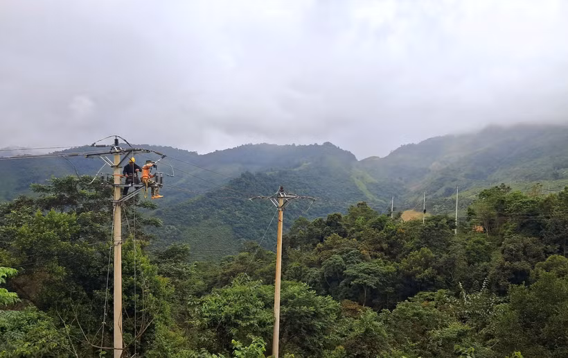 Nghệ An đưa điện lưới quốc gia về các bản biên giới khó khăn