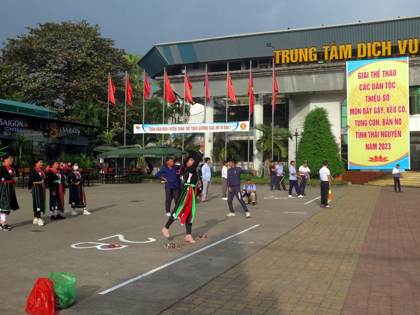 Các vận động viên tham gia thi đấu nội dung Tung còn. Ảnh: Thu Hằng-TTXVN.