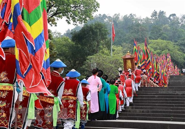 Đoàn rước kiệu dâng lễ vật hương, hoa, bánh chưng, bánh giầy gắn liền với những truyền thuyết về vua Hùng. Ảnh: Thống Nhất/ -TTXVN