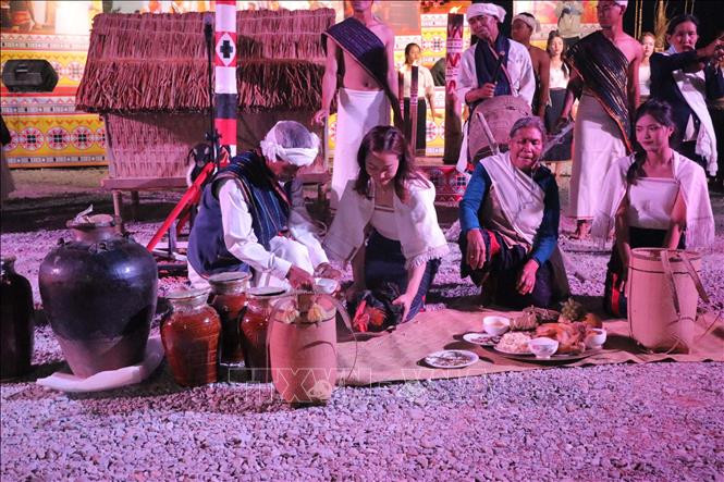 Nghi thức lễ cúng thần đập nước (Yang Pơ Mung). Ảnh: Đặng Tuấn-TTXVN