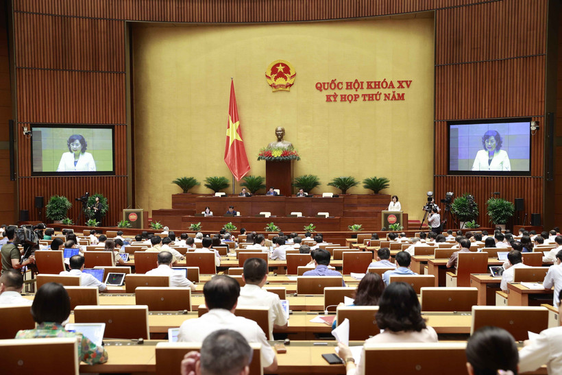 Thống đốc Ngân hàng nhà nước Việt Nam Nguyễn Thị Hồng trình bày Tờ trình về dự án Luật Các tổ chức tín dụng (sửa đổi). Ảnh: Doãn Tấn - TTXVN