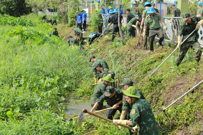 Liên quân 3 màu áo” với hàng trăm đoàn viên thanh niên và người dân địa phương quyết tâm làm sạch kênh Thủ Ngữ (thành phố Thủ Dầu Một, tỉnh Bình Dương). Ảnh: Chí Tưởng-TTXVN