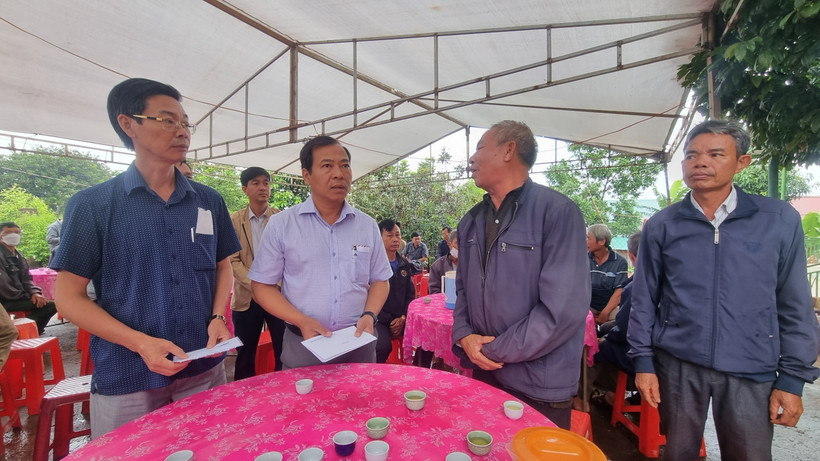 Ông Đoàn Hữu Dũng - Phó Trưởng ban thường trực Ban An toàn giao thông tỉnh, Giám đốc Sở Giao thông vận tải tỉnh đã trực tiếp thăm hỏi, động viên, hỗ trợ gia đình nạn nhân bị tai nạn giao thông vào chiều 5/6. Ảnh: Quang Thái- TTXVN