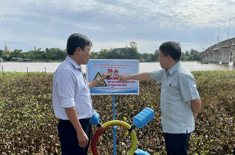 Ông Tạ Văn Hạ, Phó Chủ nhiệm Ủy ban Văn hóa-Giáo dục của Quốc (bên phải) kiểm tra các mô hình phòng, chống đuối nước tại thị trấn Mỹ Luông và xã Mỹ An, huyện Chợ Mới. Ảnh: Thanh Sang - TTXVN.