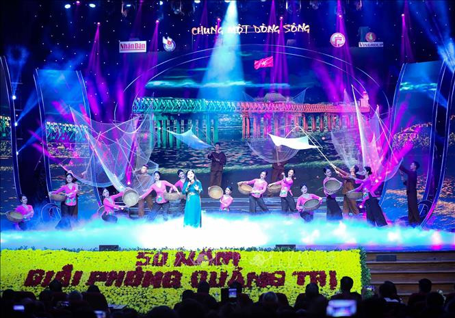 Ca khúc “Câu hò bên bến Hiền Lương” được biểu diễn trong chương trình. Ảnh: Thanh Tùng – TTXVN
