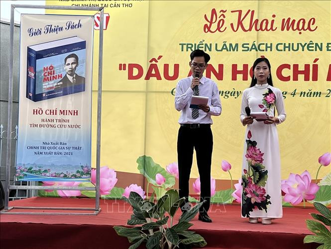 Giới thiệu bộ sách "Hồ Chí Minh - Hành trình tìm đường cứu nước". Ảnh: Ánh Tuyết - TTXVN