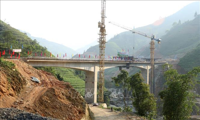 Toàn cảnh cầu Suối Đum 2 trong ngày hợp long. Ảnh: Quốc Khánh - TTXVN