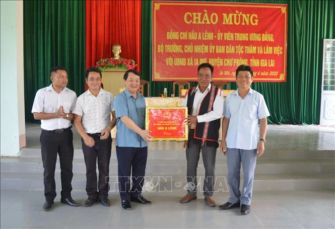Bộ trưởng, Chủ nhiệm Ủy ban Dân tộc Hầu A Lềnh tặng quà cho Đảng ủy, Hội đồng nhân dân, Ủy ban nhân dân, Ủy ban Mặt trận Tổ quốc Việt Nam xã Ia Mơr. Ảnh: Hồng Điệp – TTXVN