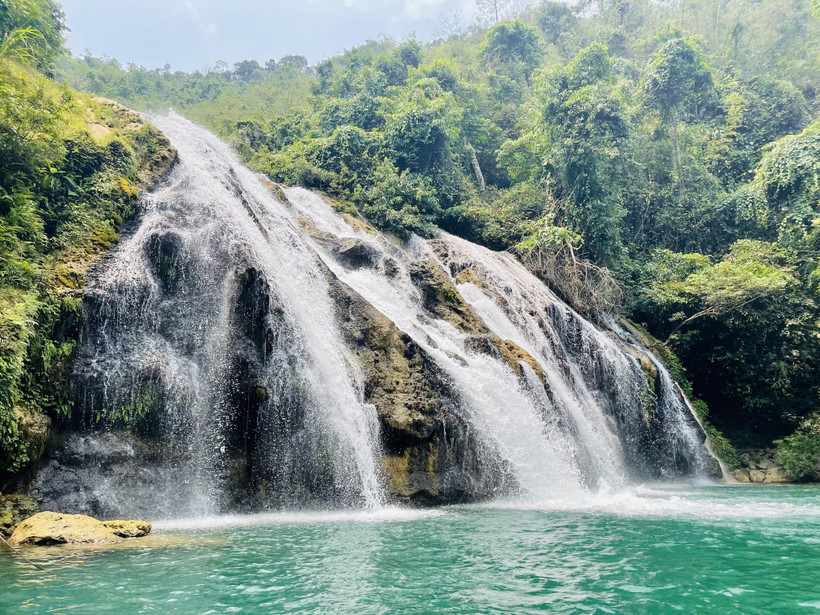 Cách thành phố Đông Hà khoảng 130km, theo đường Hồ Chí Minh nhánh Tây, thác Tà Puồng nằm sâu giữa rừng, cách biệt với bên ngoài khoảng 30 phút đi bộ. Ảnh: Thanh Thủy-TTXVN