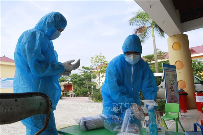 Kĩ thuật viên Trung tâm y tế Phúc Yên chuẩn bị lấy mẫu xét nghiệm COVID -19 tại một trường học tại thành phố Phúc Yên. Ảnh: Hoàng Hùng -TTXVN