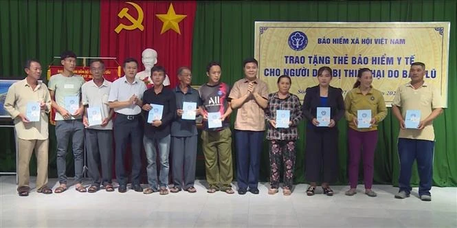 Trao tặng thẻ Bảo hiểm y tế cho người dân chịu thiệt hại do bão số 9 tại Phú Yên