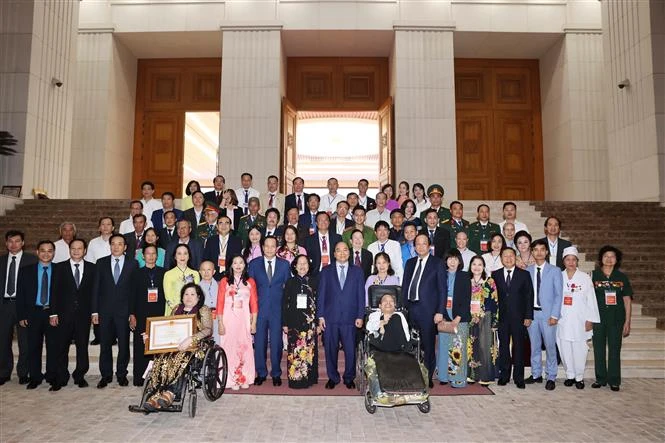 Thủ tướng Nguyễn Xuân Phúc gặp mặt đại biểu dự Lễ tuyên dương "Những tấm gương sáng thầm lặng vì cộng đồng"