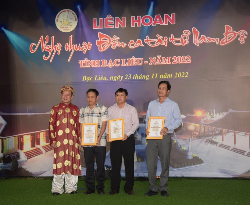 Ban Tổ chức trao giải cho các cá nhân, tập thể đạt giải tại Liên hoan Đờn ca tài tử Nam Bộ tỉnh Bạc Liêu năm 2022. Ảnh Nhật Bình - TTXVN