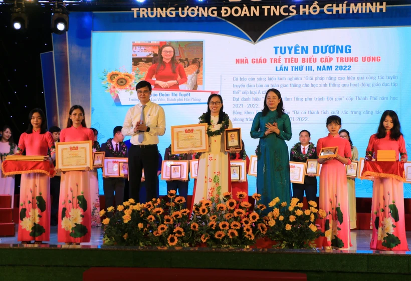 Tôn vinh các nhà giáo trẻ tiêu biểu trong giảng dạy, nghiên cứu và hoạt động Đoàn, Hội