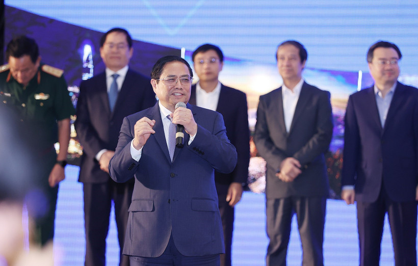 Thủ tướng Phạm Minh Chính phát biểu, giao trách nhiệm cho địa phương và các doanh nghiệp thực hiện cam kết đầu tư. Ảnh: Dương Giang-TTXVN