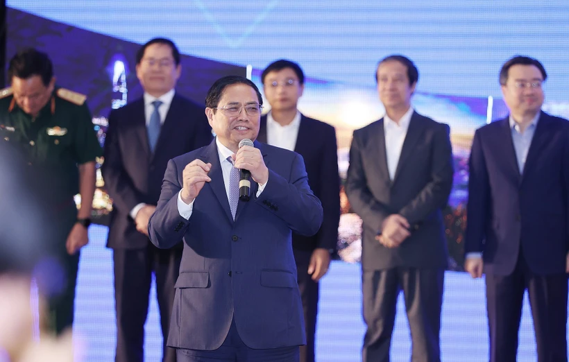 Thủ tướng Phạm Minh Chính phát biểu, giao trách nhiệm cho địa phương và các doanh nghiệp thực hiện cam kết đầu tư. Ảnh: Dương Giang-TTXVN